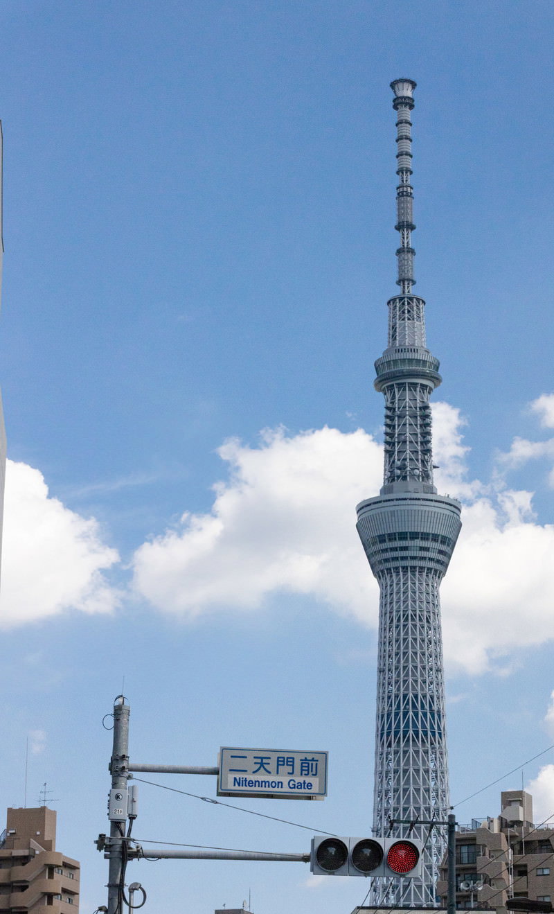 青空と白い雲を背景に、二天門前から見上げた東京スカイツリー