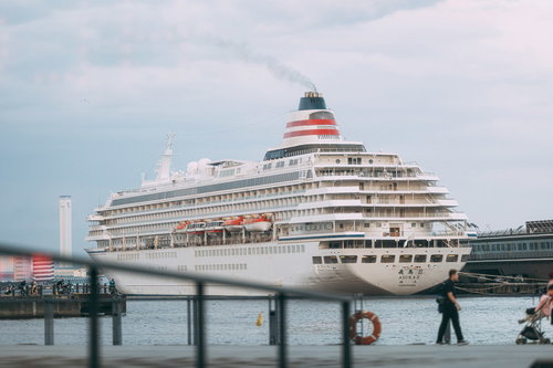 横浜の大さん橋に停泊する飛鳥Ⅱ、白い船体と赤青のライン