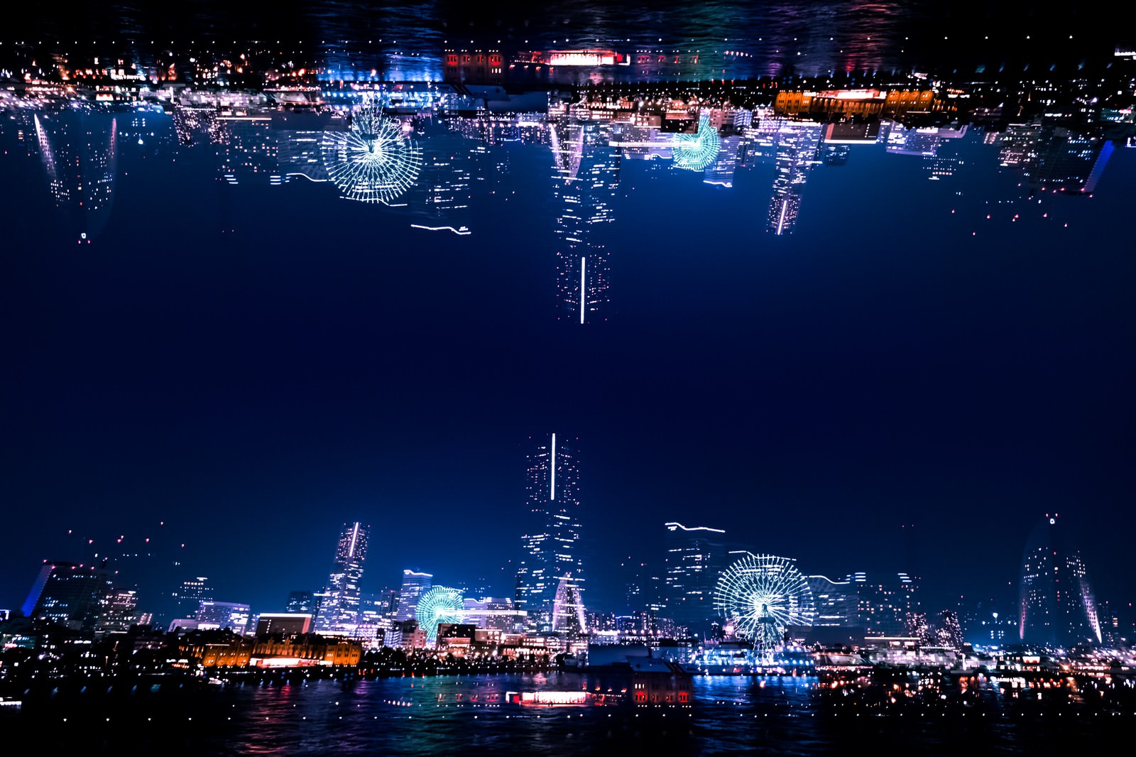 みなとみらいの夜景を天地反転させたフォトモンタージュ。ビルの光と観覧車が上下に配置される