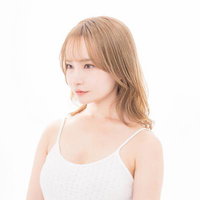 スキンケアを施した美容系モデルの横顔、透明感のある肌の写真