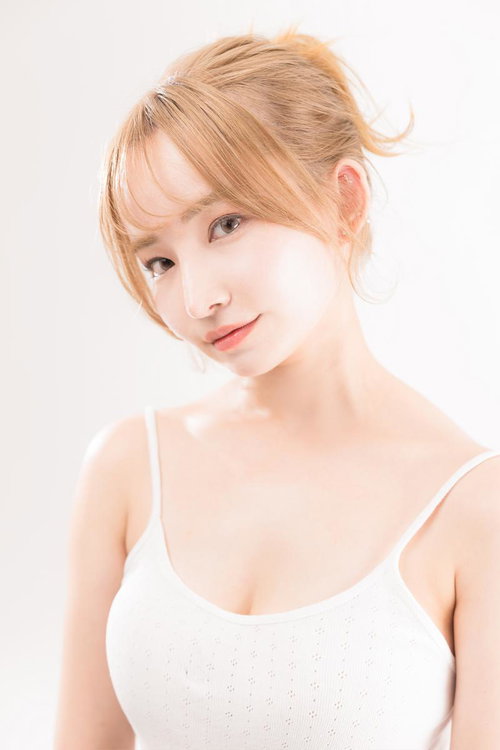 覗き込むようなやさしいまなざしの美容モデル