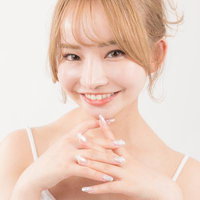 笑顔いっぱいの美容モデル、ネイルケアを見せるの写真