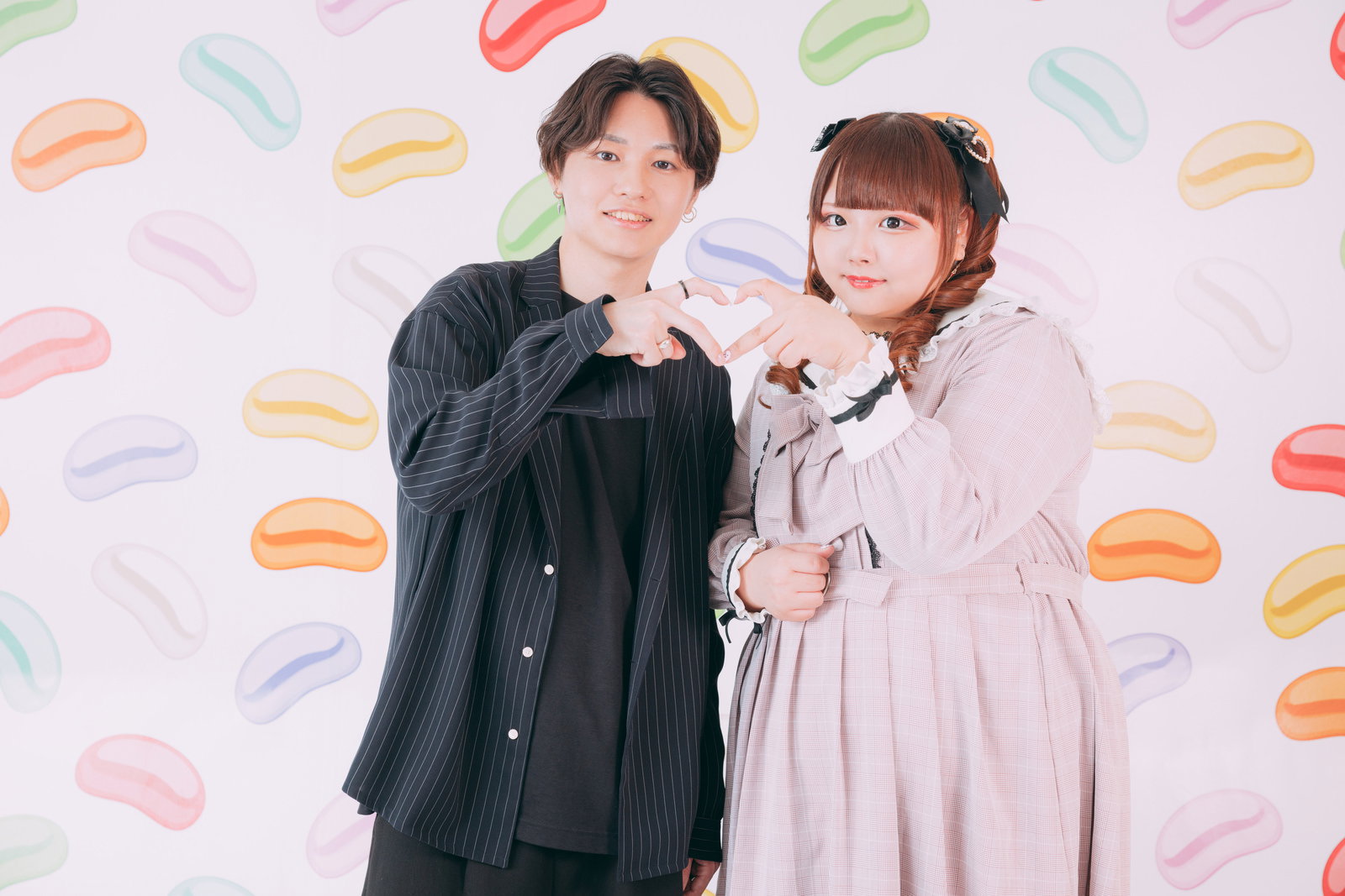 ゆるふわぽっちゃり女子とハートを作る彼氏のカップルが笑顔で写る［モデル：あづき SHUN］