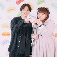 ゆるふわぽっちゃり女子とハートを作る彼氏のカップルの写真