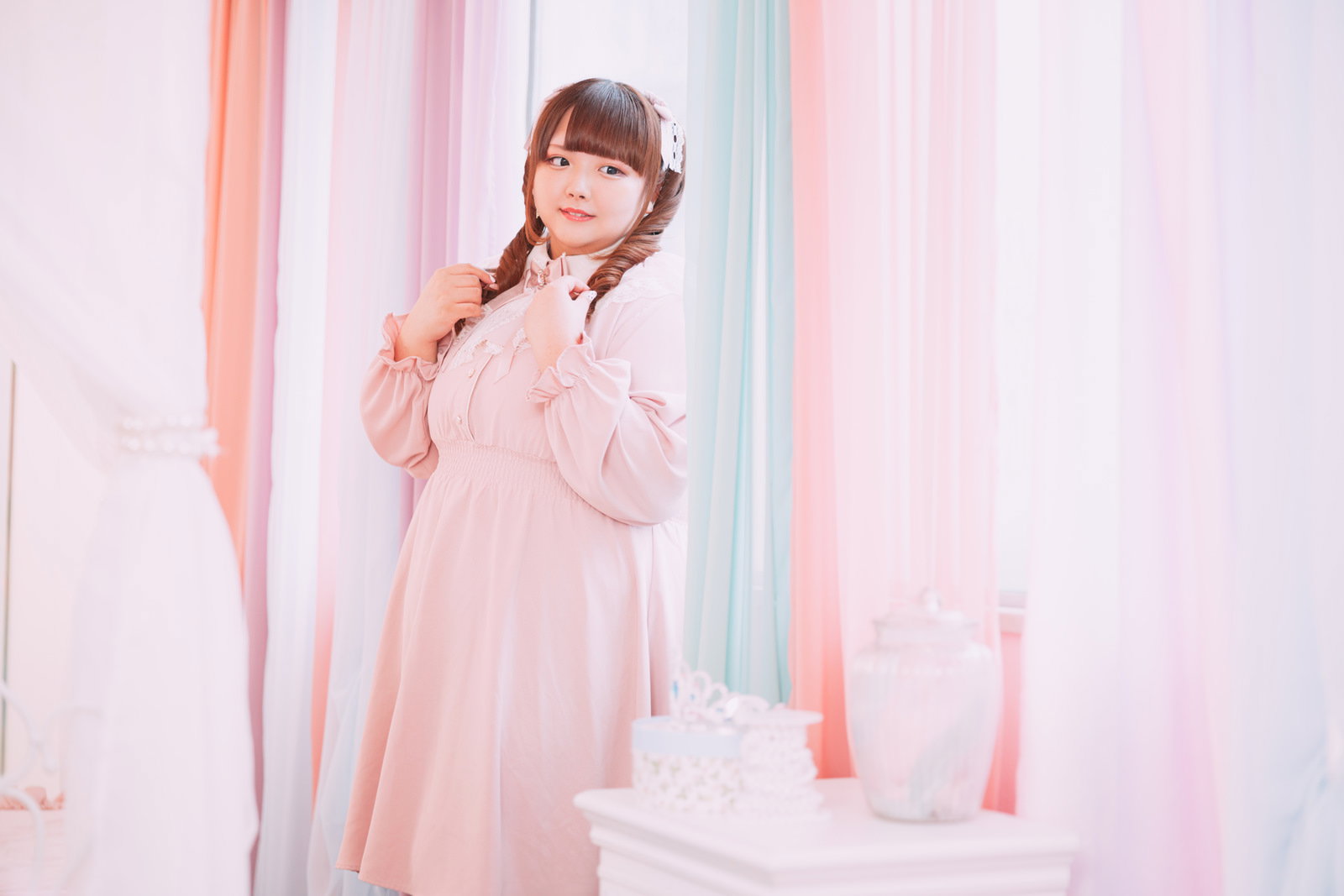ピンクのフリル付きドレスとツインテール姿のぽっちゃり女性［モデル：あづき］