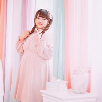 ピンクの衣装に身を包んだゆるふわぽっちゃり女子の写真