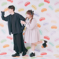 彼氏と腕を組むぽっちゃりガール、ツインテールのデートコーデの写真