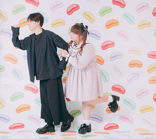 彼氏と腕を組むぽっちゃりガール、ツインテールのデートコーデ