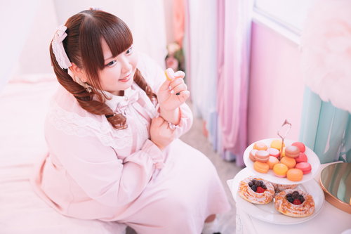 ピンクのドレスでマカロン美味しぃ♡ツインテールの女性がスイーツを堪能