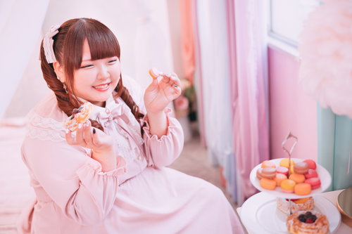 甘いものでキャッキャするツインテアイドル、マカロンを手に笑顔で喜ぶ