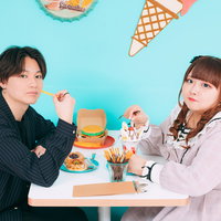 カフェで甘いものを食べるぽっちゃりカップルの写真