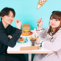 推しの彼と大好きなパフェを食べるゆるふわ彼女の写真