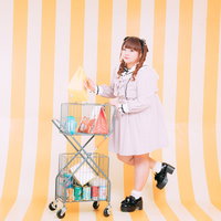 ショッピングをするゆるふわ女子がカートから商品を取るの写真