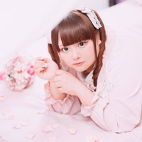 ピンクの世界で見つめるツインテールのゆるふわぽちゃ女子の写真