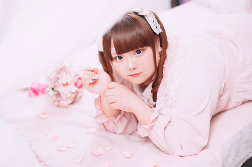 ピンクの世界で見つめるツインテールのゆるふわぽちゃ女子