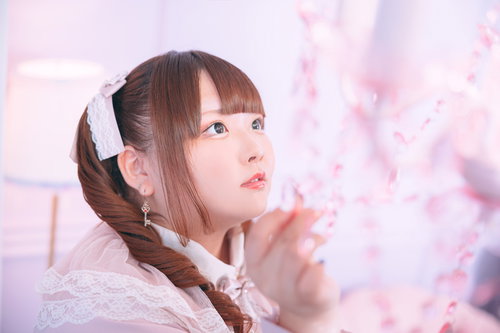 白いヘアクリップを付けたゆるふわ女子がシャンデリアを見つめる