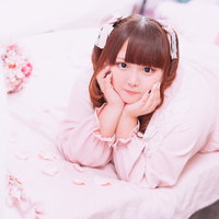 ピンクのふわふわ衣装でツインテールの歯痛ポーズをするぽちゃかわ女子の写真