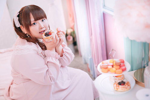 ピンクの甘ロリータ服でタルトとマカロンを食べるぽちゃかわ女子