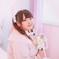 ブーケを持ったぽっちゃり女性のゆるふわスタイルの写真