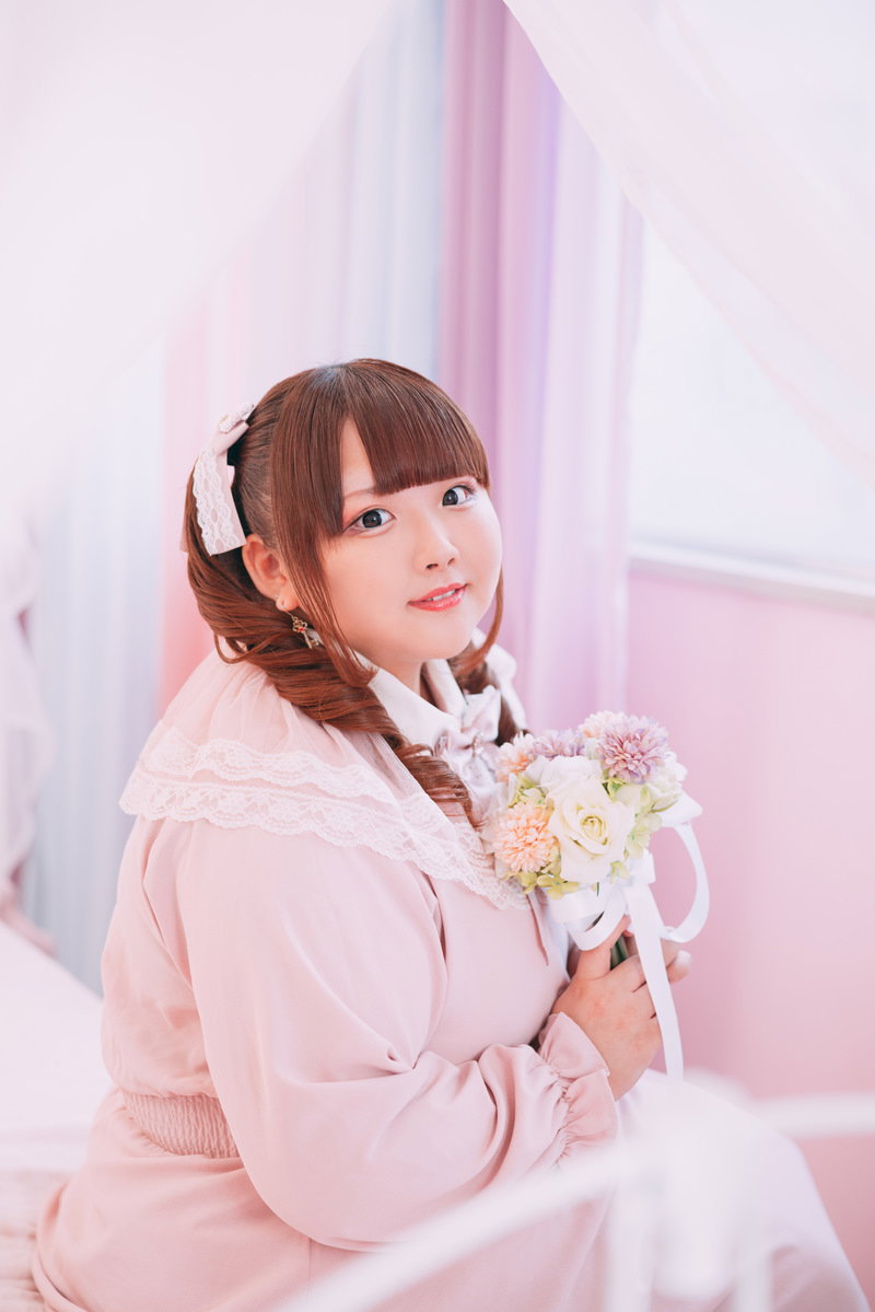 ピンク衣装とツインテール、花束を持つぽっちゃり女性［モデル：あづき］