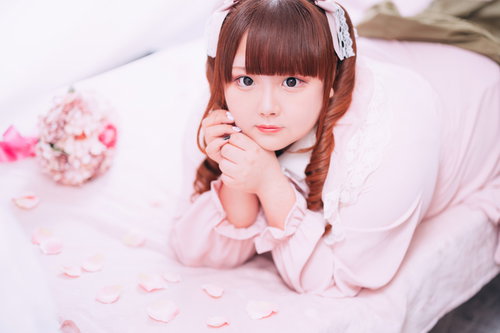 ピンク色のゆるふわぽちゃかわ女子のツインテール