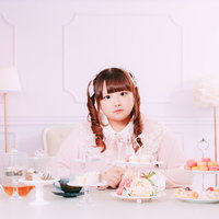 午後のお菓子タイムを楽しむゆるふわ女子、ティータイムのスイーツの写真