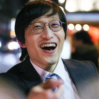 夜の繁華街で呑み会後、陽気にはしゃぐ会社員の写真