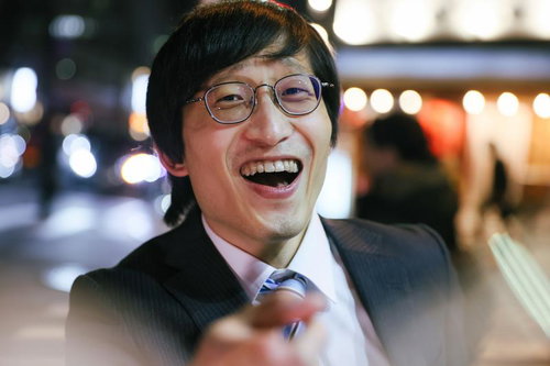 夜の繁華街で呑み会後、陽気にはしゃぐ会社員