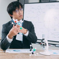 分子構造を見つめる研究者の写真