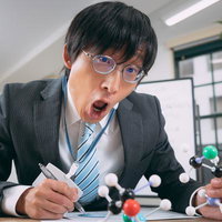 「閃いたぁ！」と発狂しながら開発する会社員の写真