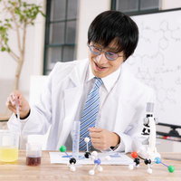 薄ら笑みで試験管を操作する白衣姿の男性研究者の写真