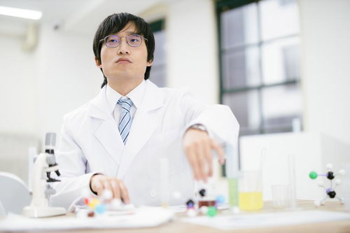 研究開発する科学者の実験風景