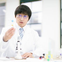 実験室で研究開発する科学者の写真