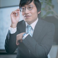 それあなたの感想ですよね、と眼鏡を押し上げるビジネスマンの写真