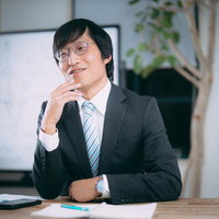 物言う役員、メガネをかけた男性コンサルタントの写真