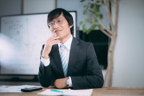物言う役員、メガネをかけた男性コンサルタント