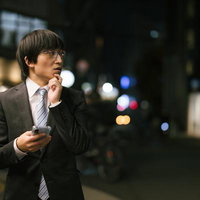 慣れない場所で不安を隠しきれない男性が待ち合わせ場所を探すの写真