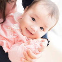 カメラを向けると精一杯盛ろうとする意識高い系ベビーの写真