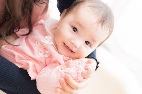 カメラを向けると精一杯盛ろうとする意識高い系ベビー