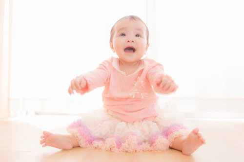 駄々をこねる姿も可愛い乳幼児のピンク服姿