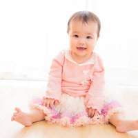 遊んでほしいとこちらを見つめる無邪気な乳幼児の写真