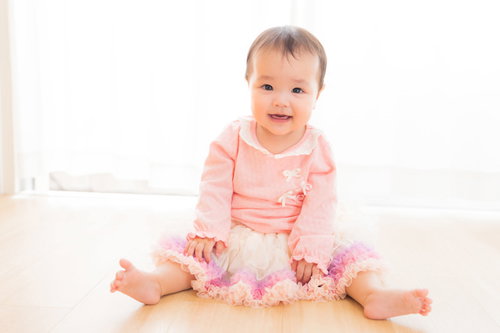 遊んでほしいとこちらを見つめる無邪気な乳幼児