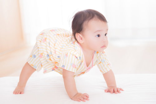 自力でたっち目前、ハイハイする赤ちゃんの成長の瞬間