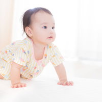 すくすく成長する赤ちゃんのハイハイの様子の写真