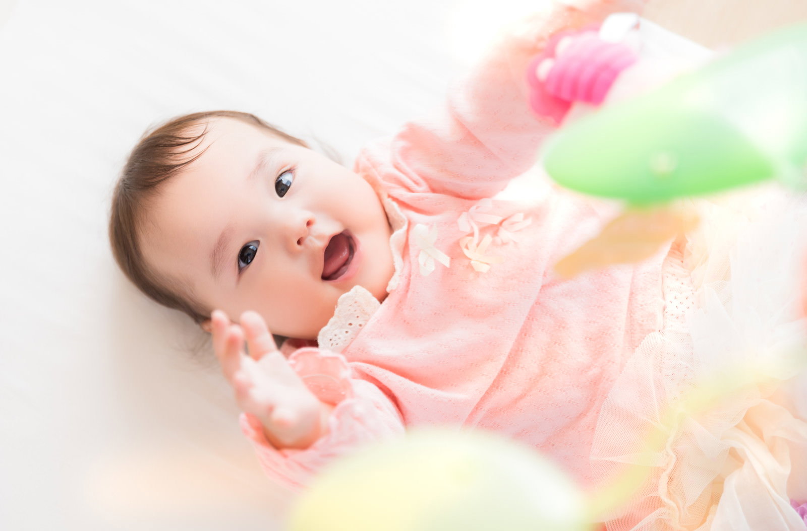 ハイチェアで離乳食を食べる赤ちゃん［モデル：めぐな］