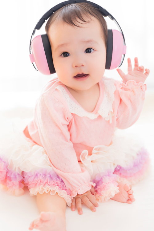 ピンクのヘッドフォンをつけたすーぱーベビ子