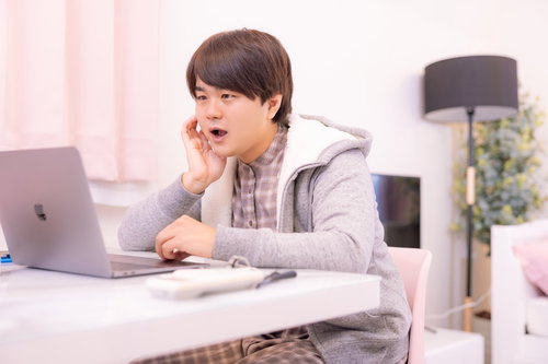 ネットサーフィンでお目当ての品を見つけた男性