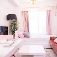 ピンク基調の一人暮らし用モデルルーム・新生活向け居室空間の写真