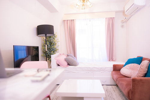 ピンク基調の一人暮らし用モデルルーム・新生活向け居室空間