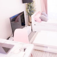 白とピンクを基調にした一人暮らしの部屋のインテリアの写真